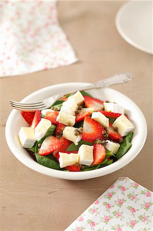 simsearch:659-06373265,k - Spinach and strawberry salad with camembert Photographie de stock - Premium Libres de Droits, Code: 659-07068908