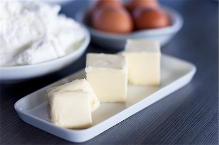 photo baking ingredients - Chunks of butter, quark and eggs Stock Photo - Premium Royalty-Free, Code: 659-07068916