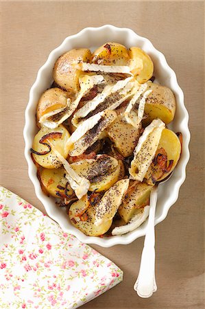 simsearch:659-06154400,k - Potatoes baked with camembert and poppy seeds Foto de stock - Sin royalties Premium, Código: 659-07068910