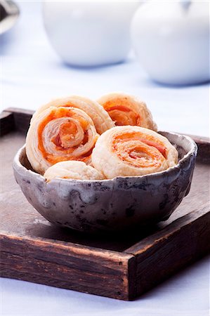 simsearch:659-07068899,k - Puff pastry whirls with ham and cheese Photographie de stock - Premium Libres de Droits, Code: 659-07068936
