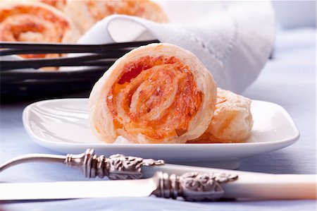 puff paste - Puff pastry whirls with ham and cheese Photographie de stock - Premium Libres de Droits, Code: 659-07068937