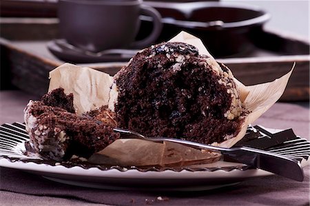 A chocolate muffin, partly eaten Foto de stock - Sin royalties Premium, Código: 659-07068941