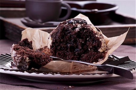 A chocolate muffin, partly eaten Stock Photo - Premium Royalty-Free, Code: 659-07068941