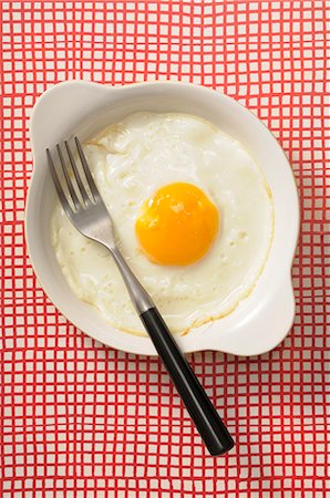 simsearch:659-06902558,k - A fried egg with a fork Foto de stock - Sin royalties Premium, Código: 659-07068956