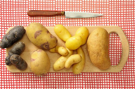 simsearch:659-06493719,k - Assorted types of potato on a chopping board Foto de stock - Sin royalties Premium, Código: 659-07068958