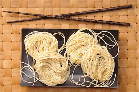 simsearch:659-07069841,k - Egg noodles and chopsticks Foto de stock - Sin royalties Premium, Código: 659-07068964