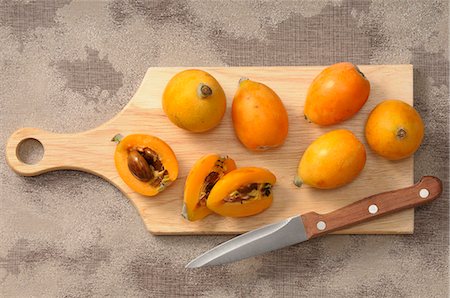 simsearch:659-07068965,k - Medlars, whole and halved, on a chopping board Stockbilder - Premium RF Lizenzfrei, Bildnummer: 659-07068966