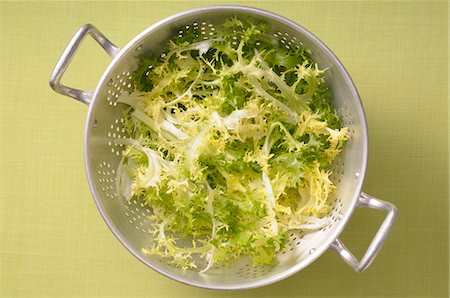 simsearch:659-07028592,k - Frisée lettuce in a colander Photographie de stock - Premium Libres de Droits, Code: 659-07068978