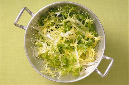 simsearch:659-01845998,k - Frisée lettuce in a colander Foto de stock - Royalty Free Premium, Número: 659-07068978