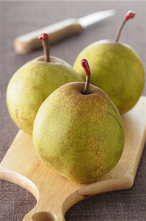 simsearch:659-08147462,k - Three green pears on a chopping board Foto de stock - Sin royalties Premium, Código: 659-07068985