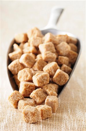 pelles à poussière - Cubes of raw sugar on a scoop Photographie de stock - Premium Libres de Droits, Code: 659-07068989