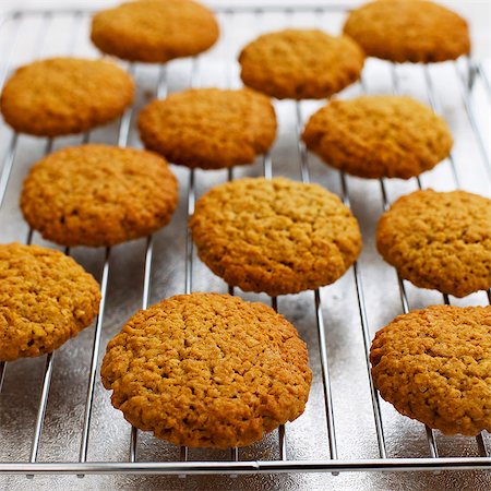 Cookies on cooling rack Stock Photo - Premium Royalty-Free, Code: 659-07069022