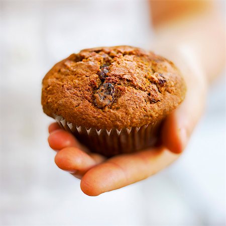 raisin sec - Hand holding a raisin muffin Photographie de stock - Premium Libres de Droits, Code: 659-07069030