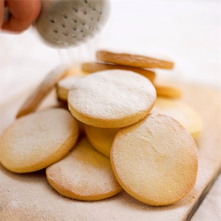powder in hand - Shortbread with icing sugar Foto de stock - Sin royalties Premium, Código: 659-07069032