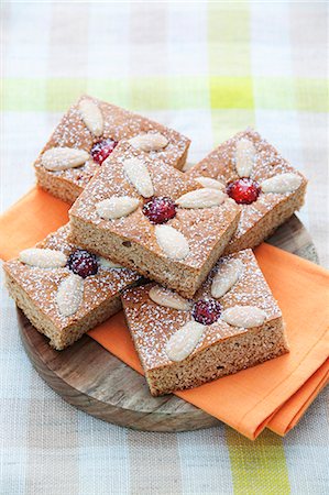 Gingerbread with cherries and almonds Stock Photo - Premium Royalty-Free, Code: 659-07069043
