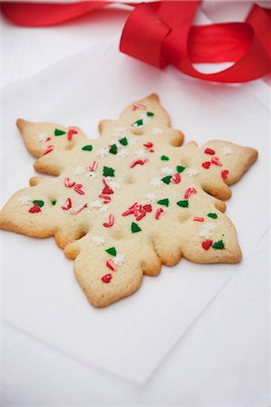 decorated cookie - A lemon biscuit in the shape of a snowflake Stock Photo - Premium Royalty-Free, Code: 659-07069057