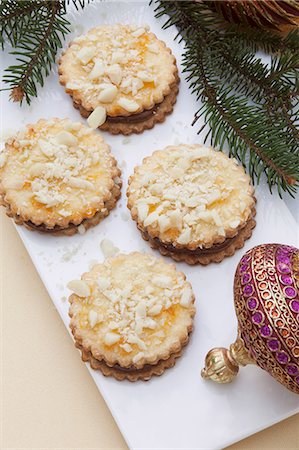 Macadamia biscuits with chocolate filling Foto de stock - Sin royalties Premium, Código: 659-07069059