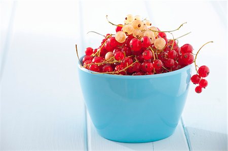 simsearch:659-07958234,k - Redcurrants in a small bowl Stock Photo - Premium Royalty-Free, Code: 659-07069112