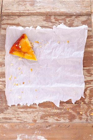 A slice of pear cake on grease-proof paper Photographie de stock - Premium Libres de Droits, Code: 659-07069126