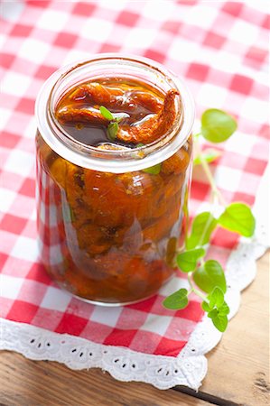 Sundried tomatoes in oil with oregano Stock Photo - Premium Royalty-Free, Code: 659-07069168