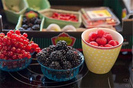 Assorted berries in bowls and packaged in a crate Stock Photo - Premium Royalty-Free, Code: 659-07069171