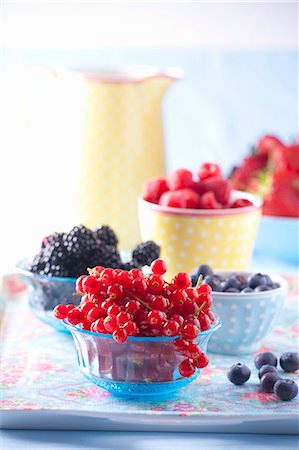 Assorted berries in bowls Photographie de stock - Premium Libres de Droits, Code: 659-07069172