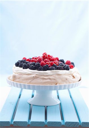 Berry pavlova on a cake stand Foto de stock - Sin royalties Premium, Código: 659-07069184