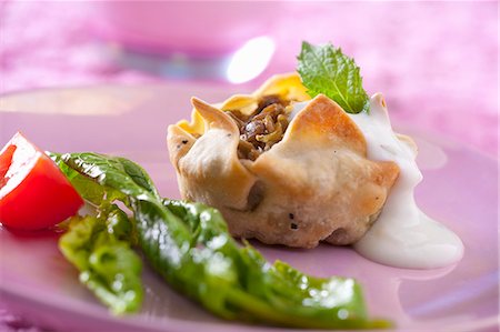 simsearch:659-07068899,k - A mini tartlet with lentil filling and yoghurt Photographie de stock - Premium Libres de Droits, Code: 659-07069187