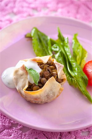 simsearch:659-07068899,k - Mini tartlet with lentil filling and yoghurt Photographie de stock - Premium Libres de Droits, Code: 659-07069188