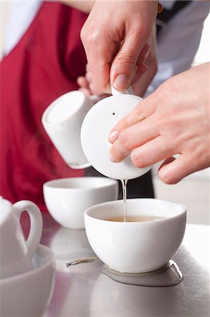 simsearch:659-06153829,k - Pouring tea into a cup Fotografie stock - Premium Royalty-Free, Codice: 659-07069194