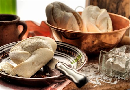 White French bread in a copper bowl and some on a plate Stock Photo - Premium Royalty-Free, Code: 659-07069203