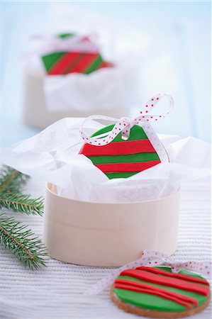 regalo de navidad - Gingerbread Christmas bauble garnished with marzipan and ribbon Foto de stock - Sin royalties Premium, Código: 659-07069211