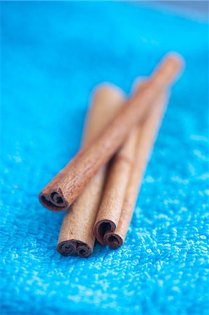 simsearch:659-06373437,k - Cinnamon sticks on blue background Photographie de stock - Premium Libres de Droits, Code: 659-07069227