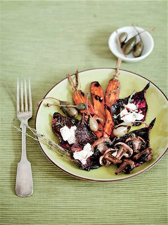 simsearch:659-06185869,k - Roast vegetables with goat cheese and capers Photographie de stock - Premium Libres de Droits, Code: 659-07069236