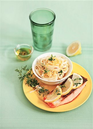simsearch:659-06495301,k - Salmon fillet and noodles with lemon sauce Photographie de stock - Premium Libres de Droits, Code: 659-07069238
