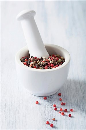 simsearch:659-07028528,k - Assorted peppercorns in a mortar Photographie de stock - Premium Libres de Droits, Code: 659-07069247