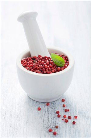 pestle - Pink peppercorns in a mortar Photographie de stock - Premium Libres de Droits, Code: 659-07069248