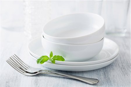 simsearch:659-01846629,k - Two dinner bowls with plates and forks Stock Photo - Premium Royalty-Free, Code: 659-07069251