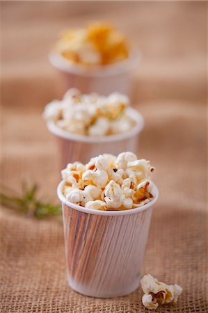 pipoca - Caramelised popcorn in paper cups Foto de stock - Royalty Free Premium, Número: 659-07069270