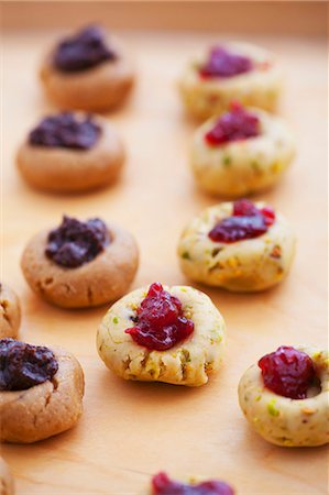 Unbaked chocolate and pistachio biscuits with jam Stock Photo - Premium Royalty-Free, Code: 659-07069286