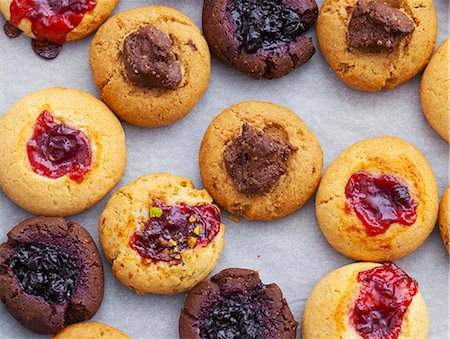 pastry photography - Chocolate and pistachio biscuits with jam Stock Photo - Premium Royalty-Free, Code: 659-07069287