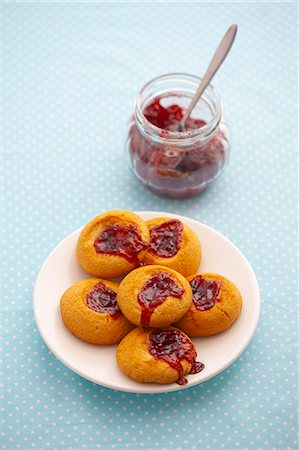 simsearch:659-01865704,k - Biscuits with strawberry jam Stockbilder - Premium RF Lizenzfrei, Bildnummer: 659-07069288