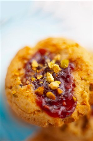 pistache - Pistachio biscuits with strawberry jam and chopped pistachios Photographie de stock - Premium Libres de Droits, Code: 659-07069289