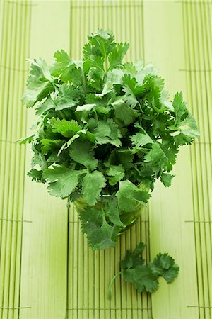 simsearch:659-07069307,k - Fresh coriander in a glass of water Foto de stock - Sin royalties Premium, Código: 659-07069305