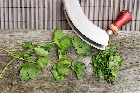 simsearch:659-07069307,k - Fresh coriander with a mezzaluna Foto de stock - Sin royalties Premium, Código: 659-07069306