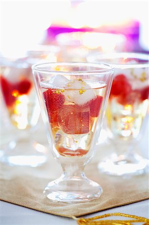 Sparkling wine with diced strawberries and ice Foto de stock - Sin royalties Premium, Código: 659-07069301