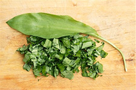 A wild garlic leaf and chopped wild garlic Fotografie stock - Premium Royalty-Free, Codice: 659-07069302