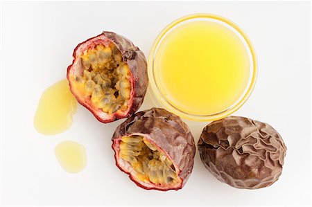 red passion fruit - Passion fruit juice and fresh red passion fruit Stock Photo - Premium Royalty-Free, Code: 659-07069310