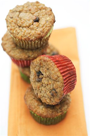 Christmas muffins with nuts and cranberries Photographie de stock - Premium Libres de Droits, Code: 659-07069325