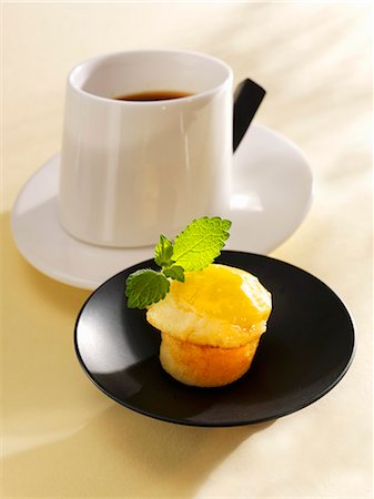 simsearch:659-06495321,k - Mango muffin with a cup of coffee Stock Photo - Premium Royalty-Free, Code: 659-07069336